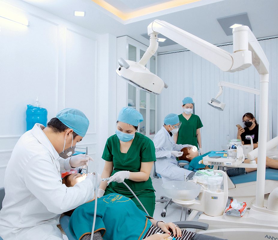Trực tiếp đội ngũ y bác sĩ thăm khám và thực hiện
